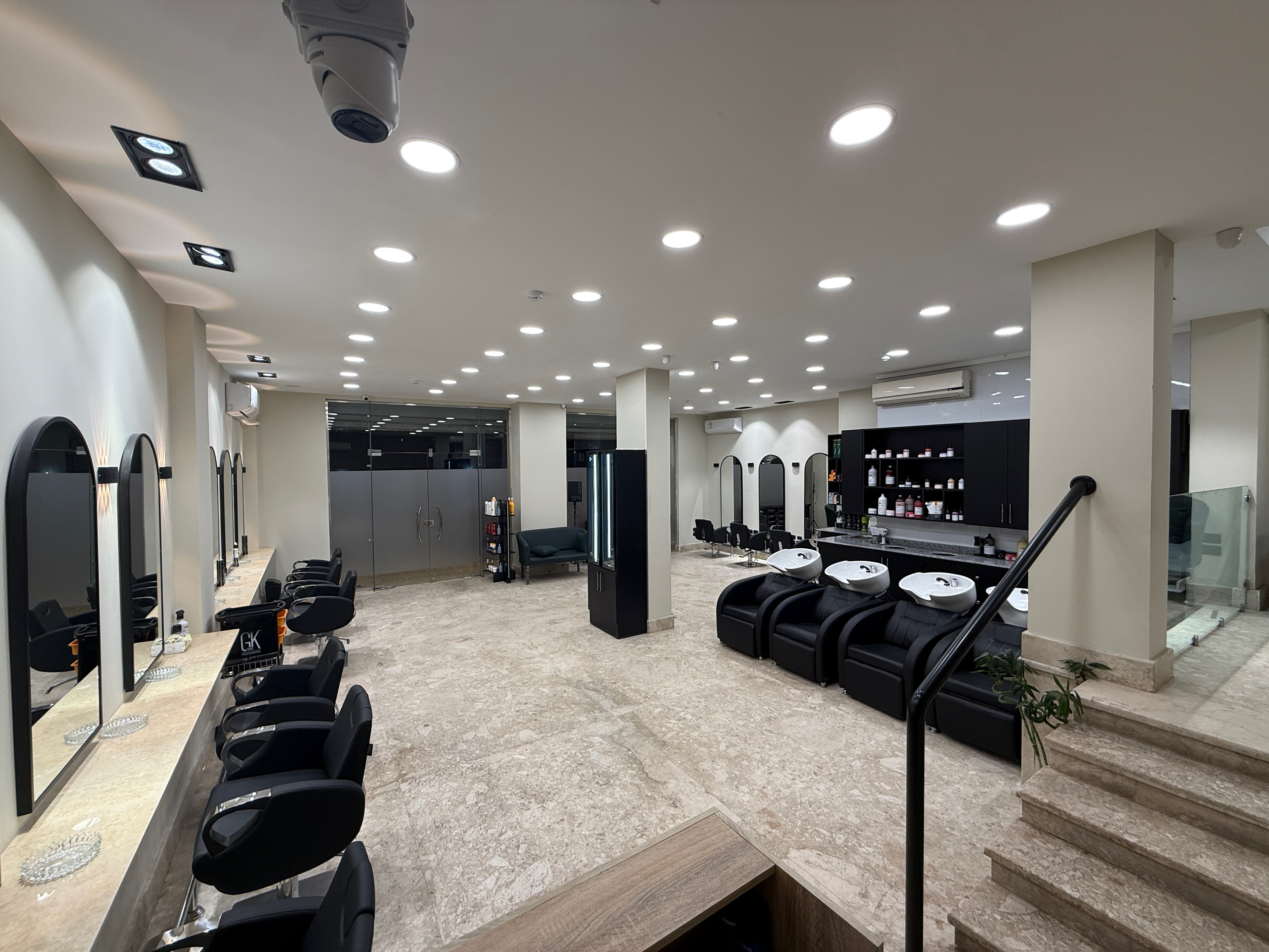 Styling floor with arched mirrors